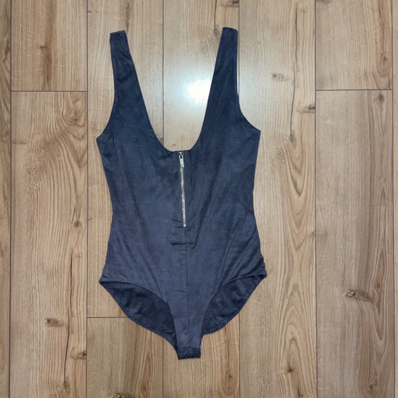 House of CB London “Romane” Gray Vegan Suede Zip front bodysuit - Picture 3 of 13